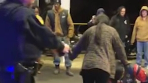 “La pământ!” Un tânăr şi-a cerut iubita în căsătorie, într-un mod inedit! Doi poliţişti au fost implicaţi, iar clipul a devenit viral