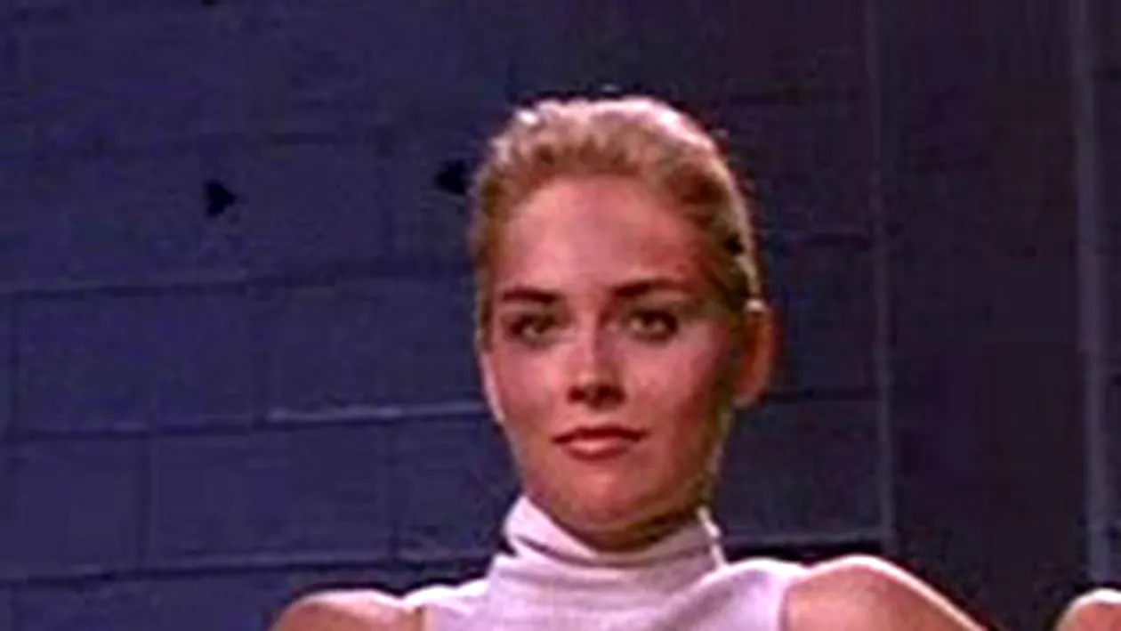 Visezi sa admiri de aproape rochia alba a lui Sharon Stone din Basic Instinct? Afla unde va fi expusa, impreuna cu alte costume din filme celebre!