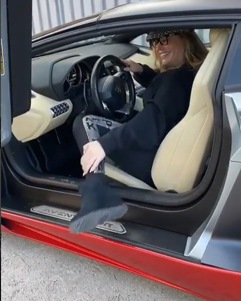 Loredana Groza, dans lasciv în Lamborghini-ul lui Adi Minune. Manelistul i-a dat bolidul pentru o tură prin București | FOTO & VIDEO