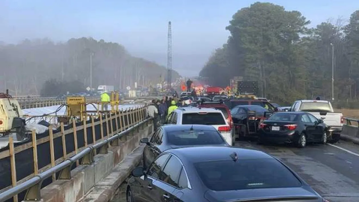 63 de mașini implicate și 35 de răniți în urma unui grav accident de circulație