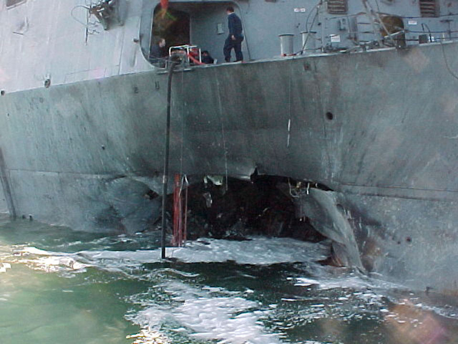 Distrugătorul USS Cole, atacat de teroriştii Al Qaeda
