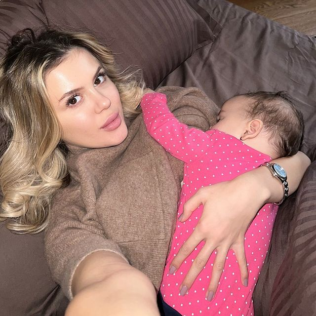 Câți bani dă Emily Burghelea pe garderoba fiicei sale