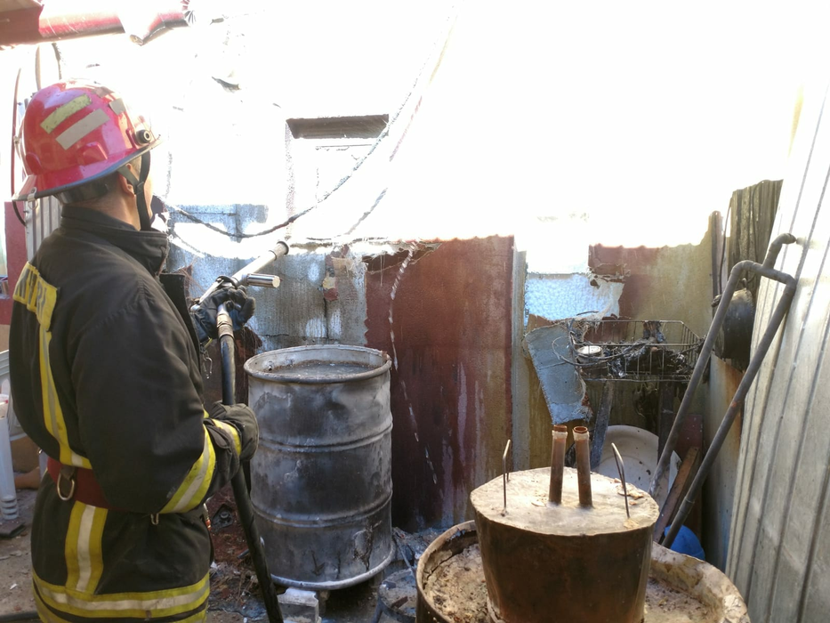 Casa a luat foc de la cazanul de țuică nesupravegheat