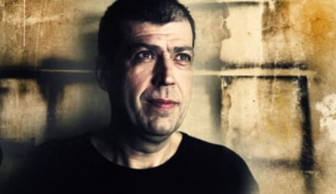 Adolescenta si prietenele ei l-au rugat să plece pe bărbat de la masa lor