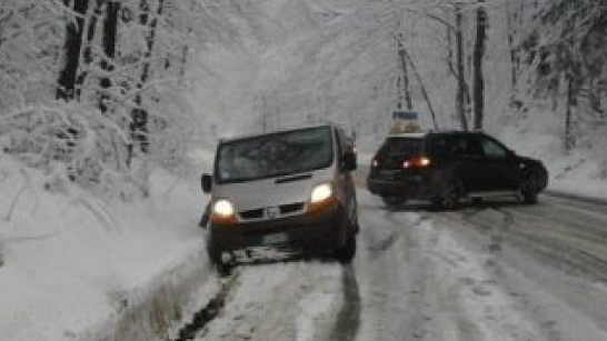O maşină a fost aruncată în râpă, iar doi oameni au murit!