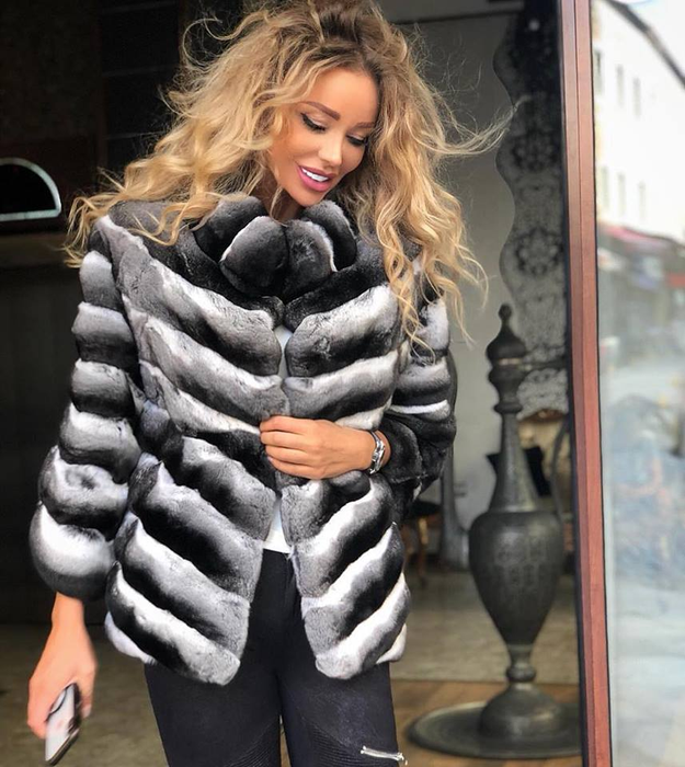 Bianca Drăgușanu, prima apariție publică, după ce a fost fotografiată azi-noapte cu un alt bărbat