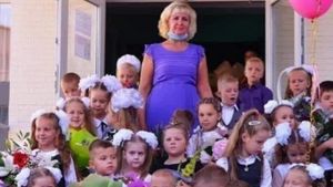 Râzi cu lacrimi! Gestul vulgar făcut de o elevă ieri, în poza de grup, în prima zi de școală
