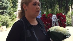 Minodora a ajuns la căpătâiul Denisei! Când au văzut ce are în mână, oamenii au început să plângă! Ce mesaj a scris pe coroană