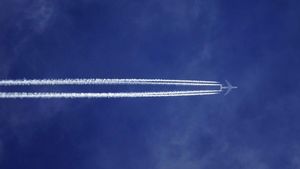 Un pilot român dezvăluie adevărul despre dârele albe de pe cer. De unde vin cu adevărat și cât sunt de periculoase