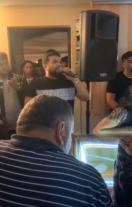 Soția lui Dany Vicol, nedezlipită de sicriul bărbatului iubit. Imagini de la priveghiul tânărului ucis în accidentul provocat de Mario Iorgulescu. VIDEO