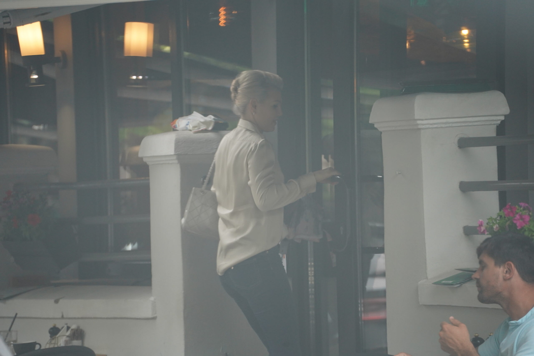 Cristina Rus ajunge la DonCafe Brasserie (Foto: CANCAN.RO)