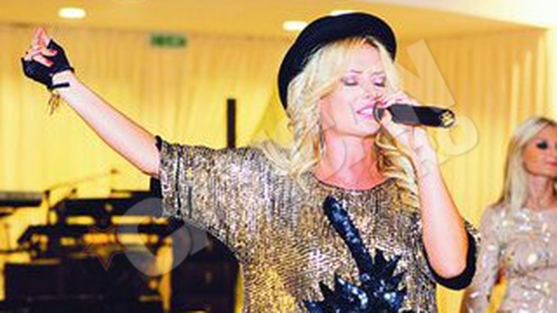 Delia Matache i-a cantat unei fetite de doua luni
