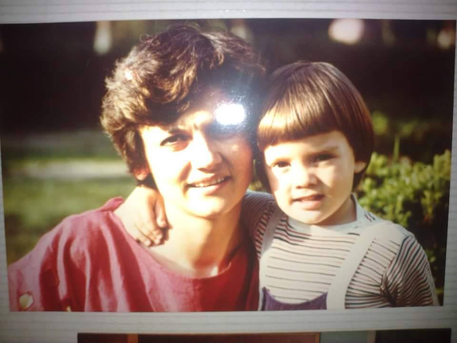 Poză de album în care apar Victor Spirescu şi mama lui. Sursa foto: Facebook