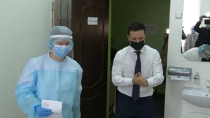 Președintele Ucrainei a dus “moda vaccinării” la un al nivel! Volodimir Zelenski s-a imunizat anti-COVID dezbrăcat la bustul gol | VIDEO