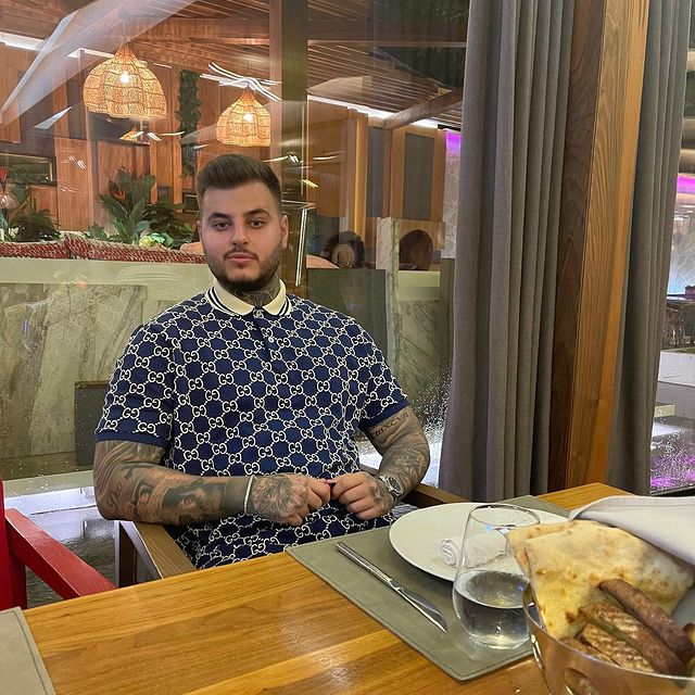 Adrian Mititelu Jr.: "Nu îmi place să epatez, dar îmi place să port exact ceea ce mă reprezintă" / Sursă foto: Instagram