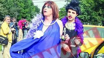 Transsexualii straini isi bombeaza fesele cu silicon in Romania