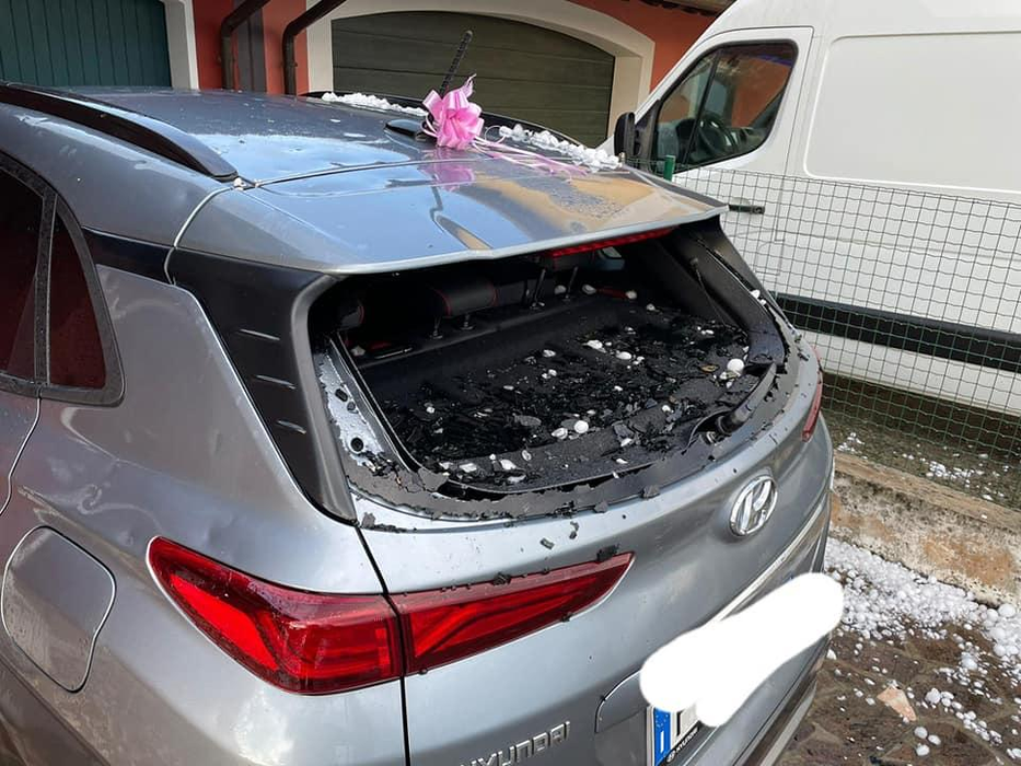 Fenomen extrem! Grindină uriașă, cât mingea de tenis. Bucățile de gheață au făcut pagube serioase