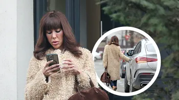 Proiectul de la Antene o ține “în priză” pe Denise Rifai. Proaspăt coafată și concentrată maxim la telefon