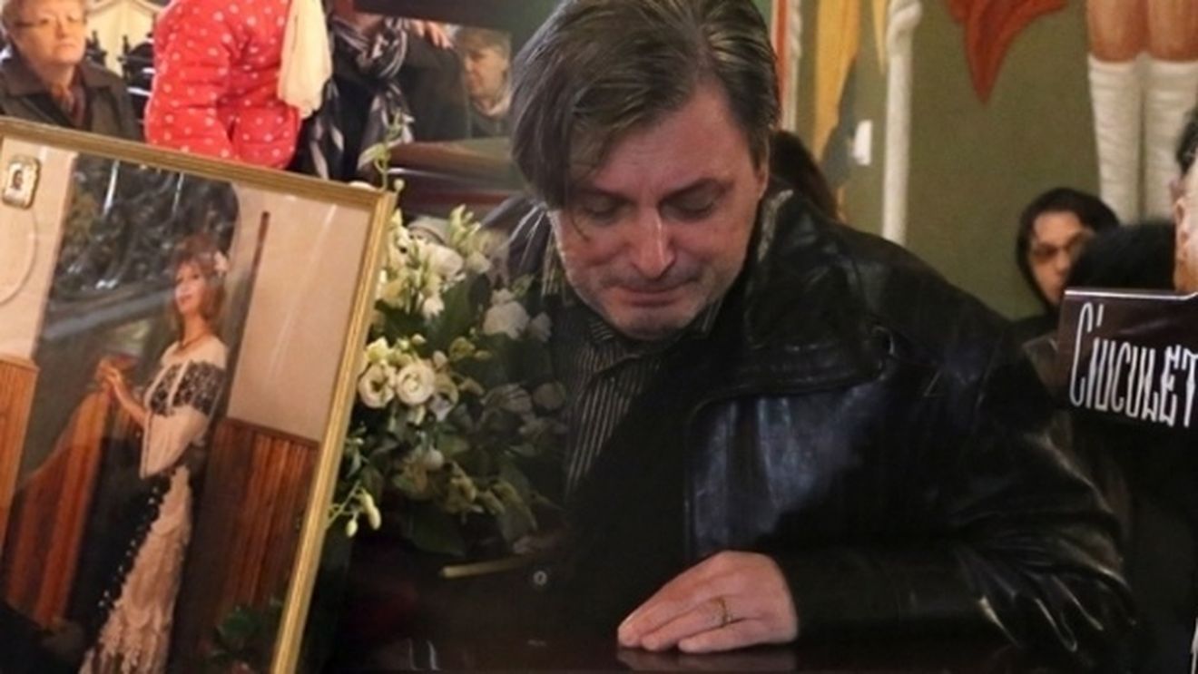 Scandal la parastasul de şase luni al Ilenei Ciuculete. Cornel Galeş s-a certat, în curtea bisericii, cu... Preotul a întrerupt slujba!
