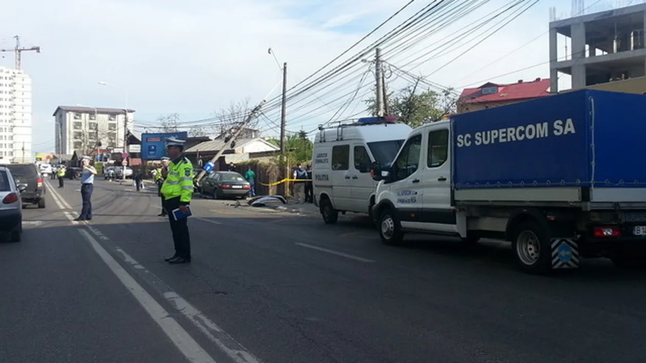 BREAKING NEWS! Imaginile groazei pe o strada din Capitala! O masina a rupt un stalp de beton si a lovit un alt automobil!
