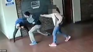 Imagini șocante într-o școală! Un profesor, desfigurat de un părinte pentru că i-ar fi abuzat sexual fiica!