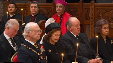 Cine este bărbatul în roşu, pata de culoare dintr-o mulţime îmbrăcată în negru la funeraliile Regelui Mihai l