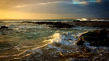 Fenomenul spectaculos care a apărut pe țărmul Mării Negre. Turiștii au surprins imagini inedite