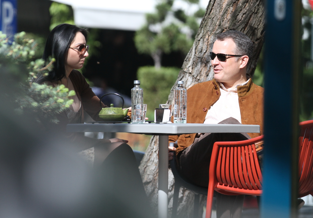 Cine o cunoaşte pe bruneta cu care şi-a băut cafeaua Ion Bazac ne poate scrie pe pont@cancan.ro!