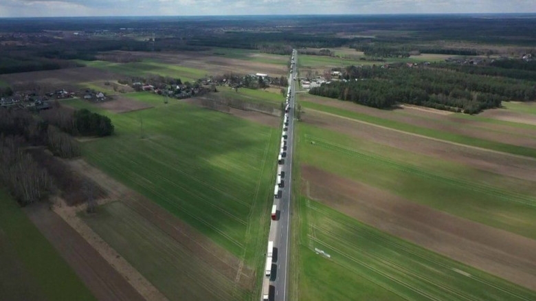 Coloană de 80 de kilometri la granița dintre Polonia și Belarus. Camioanele trebuie să părăsească urgent Uniunea Europeană