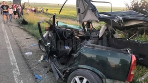 O fată de 18 ani a murit, iar iubitul ei este în stare gravă, după ce un autocar i-a izbit și i-a aruncat pe contrasens!
