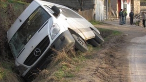 Accident incredibil pe DN72A! Două femei şi un copil dintr-un microbuz, răniţi după ce maşina a fost lovită de un autoturism