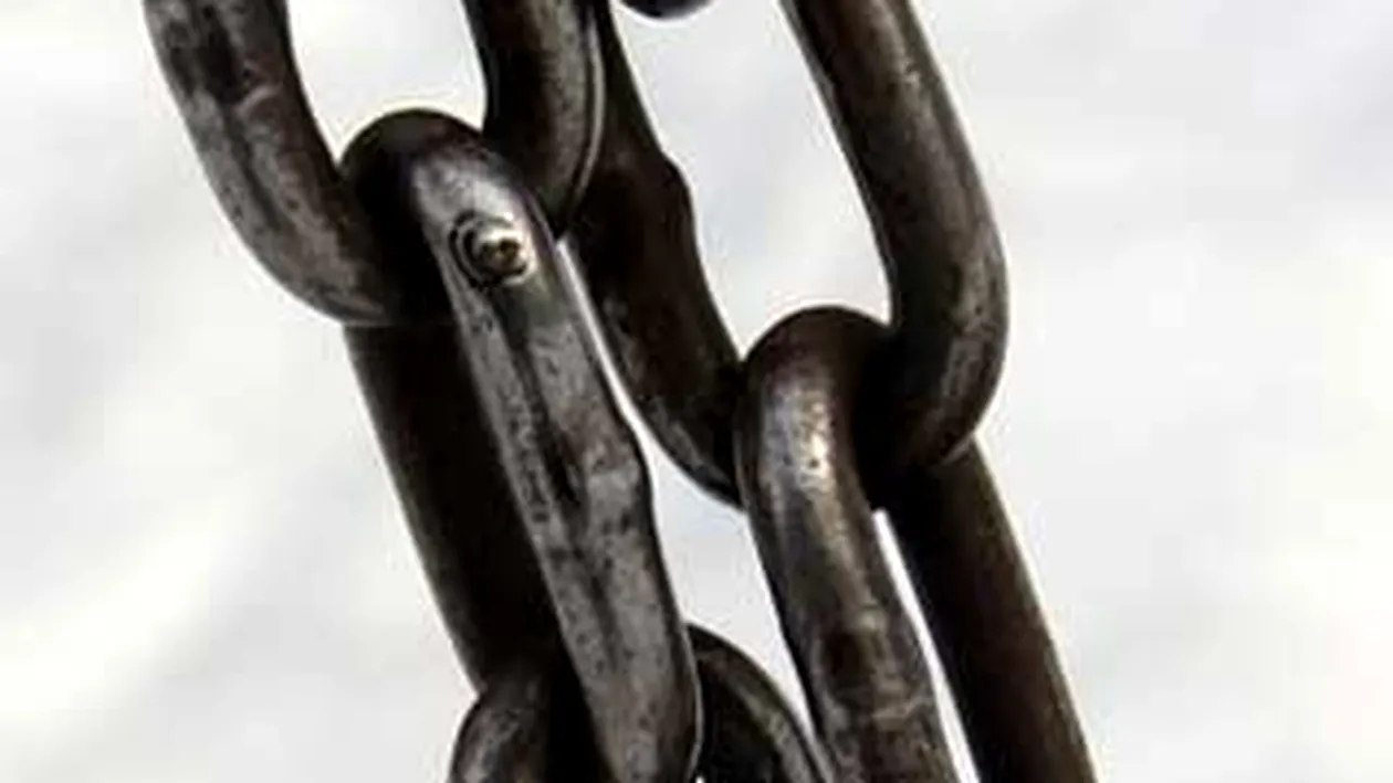 VIDEO Si-a batut mama si fratele de 4 ani cu biciul si cu lantul! Victimele se afla la spital!