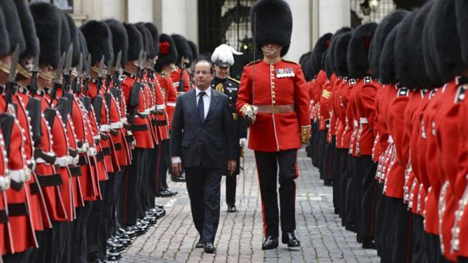 E atat de pitic incat nu se vede din multime! Afla aici ce presedinte european s-a pierdut printre garzile de la Buckingham