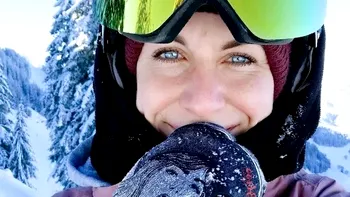 O alpinistă de 33 de ani a murit înghețată pe munte, după ce iubitul a abandonat-o. Ireal cum a fost surprins bărbatul imediat după