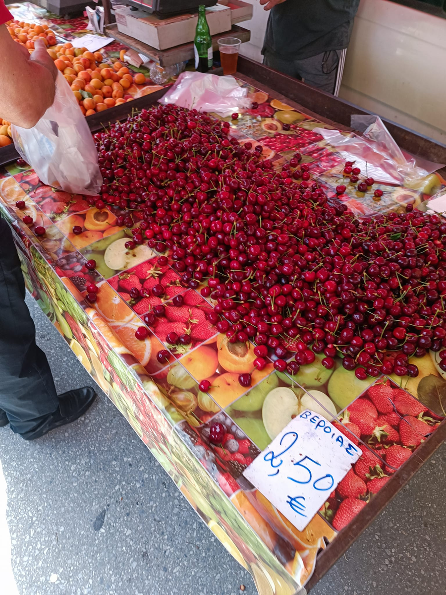 De necrezut! Câți euro costă 1 kilogram de cireșe într-o piață din Salonic, Grecia. În România, se vând cu 20 lei/kg