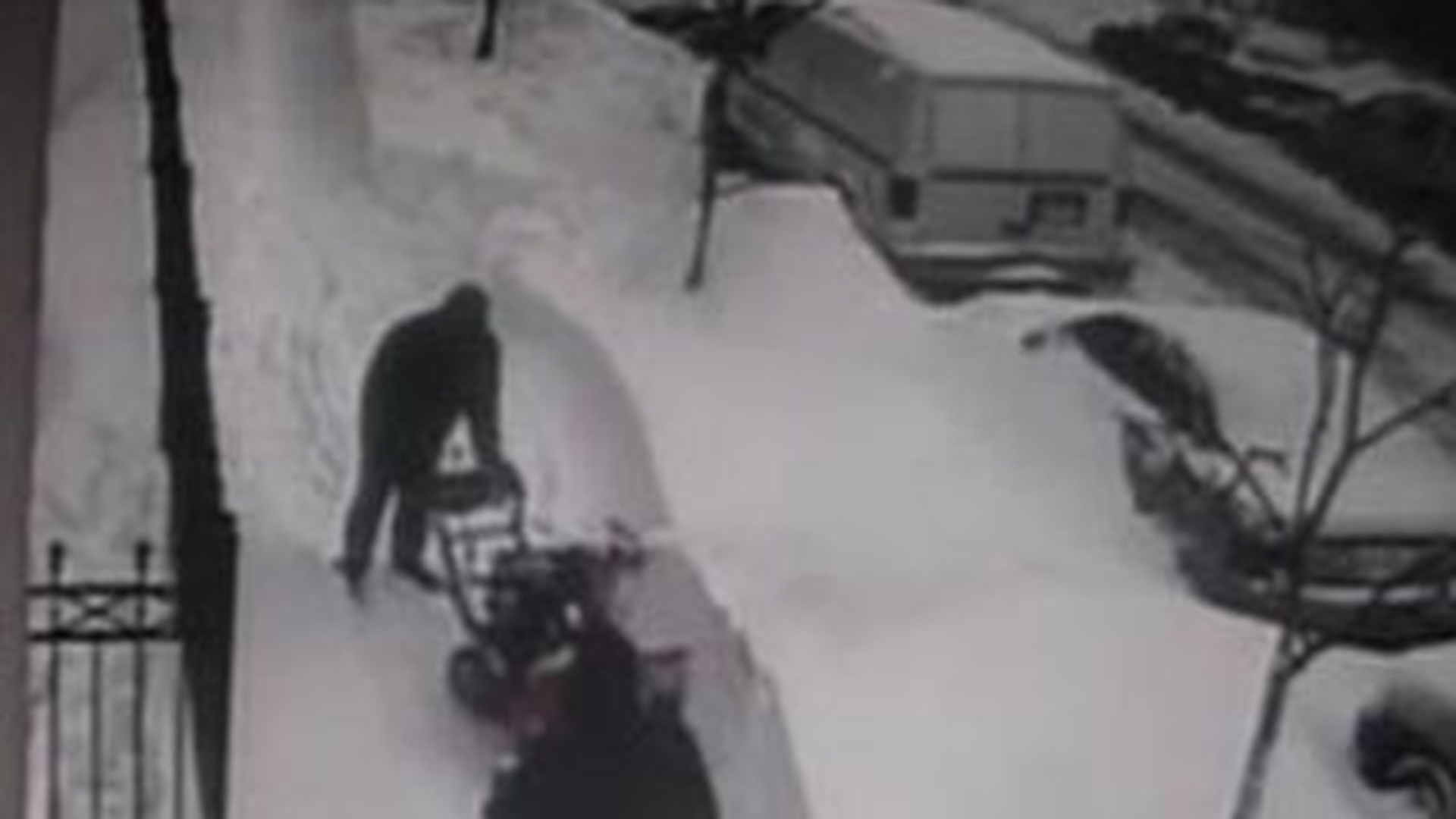 VIDEO Un barbat inzapezeste masina unei femei care i-a furat lopata!