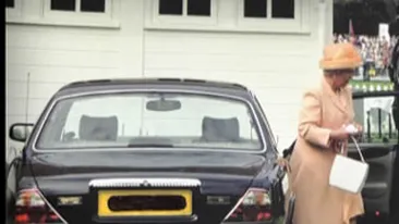 VIDEO Jaguarul reginei Elisabeta a II-a, scos la licitatie