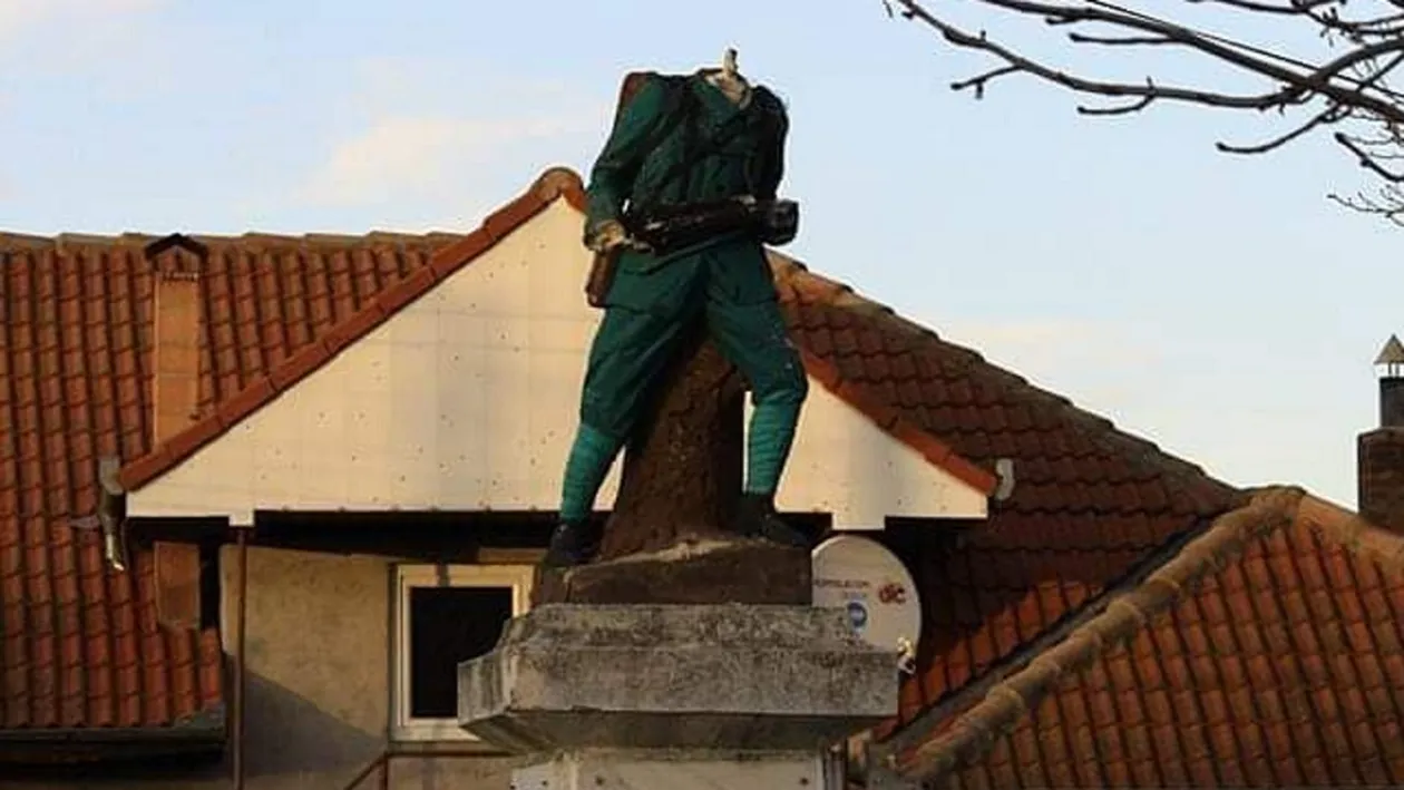 Nu e banc cu olteni! Edilii unei comune din Dolj au depus coroane la o statuie fără cap