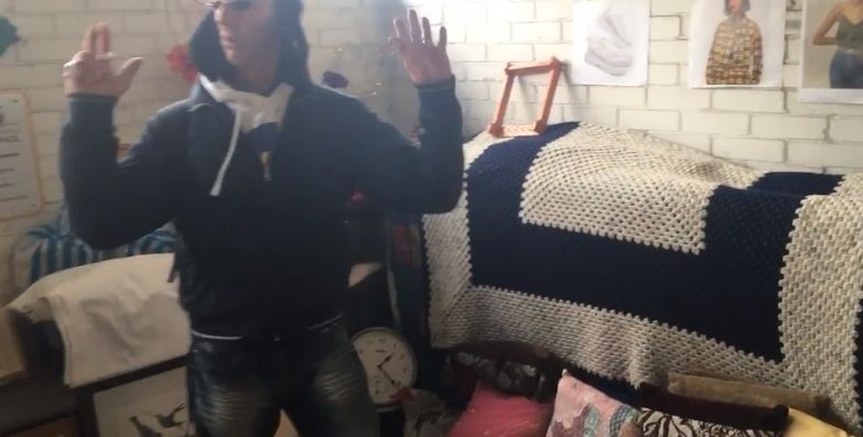 Cum a reușit un om al străzii să-și facă „hotel de lux” în parcare