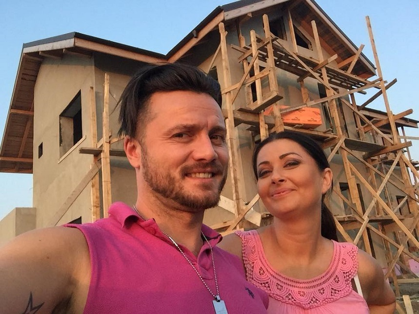 Gabriela Cristea şi Tavi Clonda s-au fotografiat lângă palatul de la Corbeanca. “Să sădeşti un pom, să construieşti o casă şi să…”