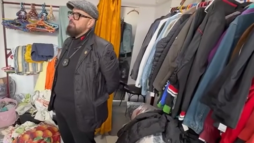 Ce a putut găsi Piedone într-un "second hand" din Arad: "Ăștia-s mari și pentru mine"