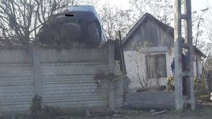 "Cascadorie" într-o localitate din Dolj. Un șofer băut și fără permis s-a urcat cu maşina pe gardul unei locuinţe