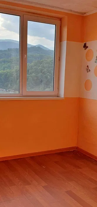 Orașul din România în care un apartament cu 2 camere se vinde cu 10.000 de euro. Are termopane, parchet, uși schimbate și multe alte îmbunătățiri