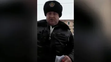 Ca-n vestul sălbatic! Ce reacție a avut un polițist local, după ce s-a prins că este filmat de un șofer pe care l-a oprit în trafic