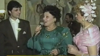 Imagini de colectie! Uite cum a fost la nunta Ilenei Ciuculete! A purtat o rochie de mireasa roz si a petrecut pe muzica lui Ion Dolanescu si a Mariei Ciobanu!