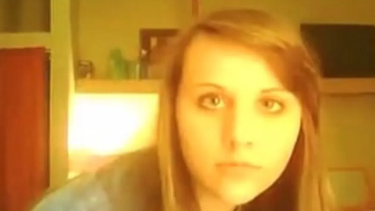 VIDEO Dansul la bara nu este pentru oricine! O tanara a luat cu asalt instrumentul muncii si a cazut spectaculos