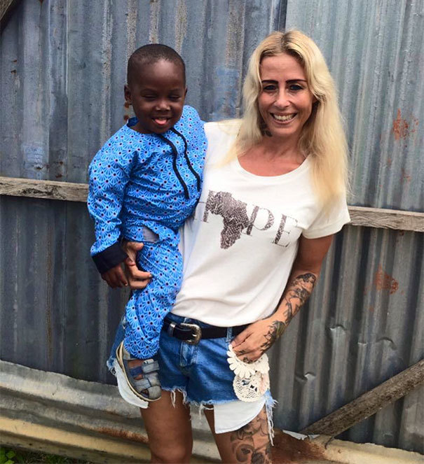 Îl mai ţii minte pe băieţelul din Nigeria lăsat să moară pe străzi? Aşa arată la un an de când a fost salvat