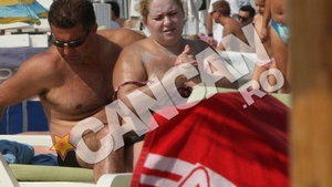 Senzatii hilare in mare! Viorica de la Clejani, torturata pana la lacrimi la Mamaia! A racnit de frig, apoi s-a harjonit cu o prietena in valuri