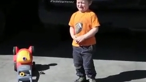 Da-l pe facebook! Cel mai emotionant video ever! Un copil plange de bucurie cand primeste prima bicicleta din viata!