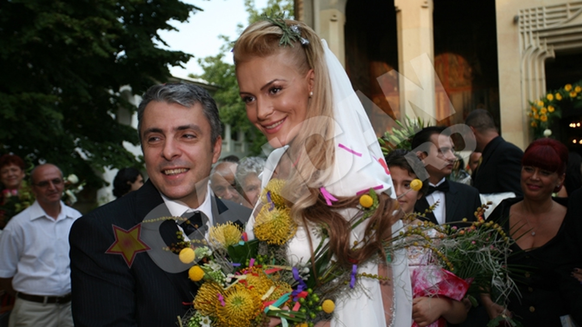 Cum a fost la nunta lor? Roxana Ciuhulescu s-a dus la manastire cu elicopterul si a fost recuperata de sot cu zece sticle de sampanie